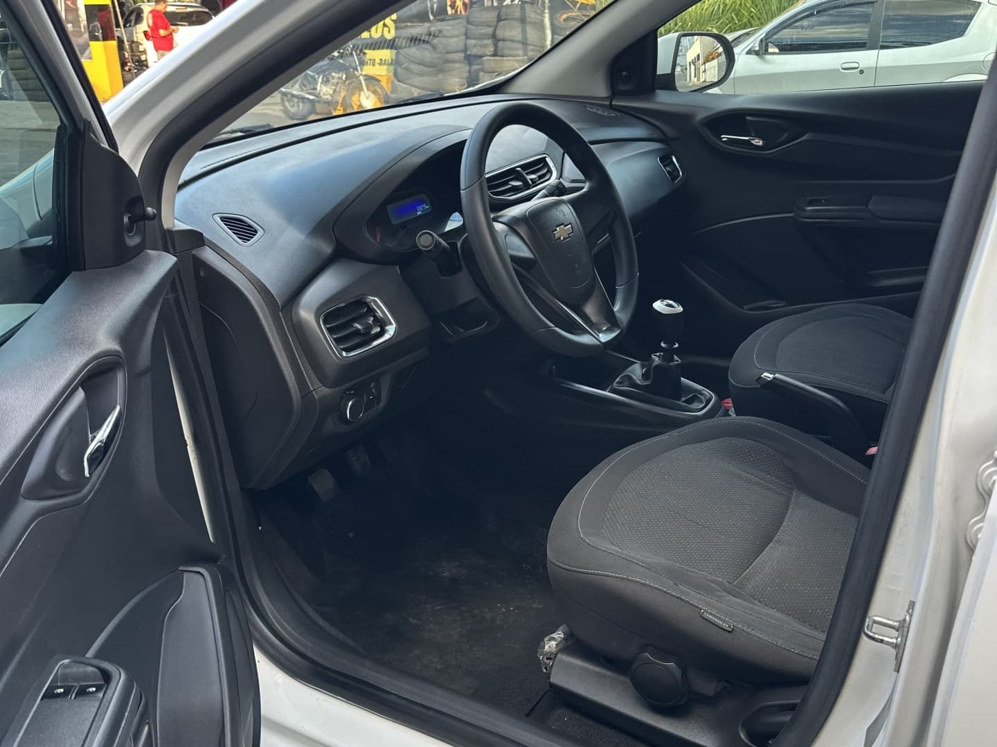 CHEVROLET ONIX 1.0 MPFI LT 8V FLEX 4P MANUAL 2014 foto 2