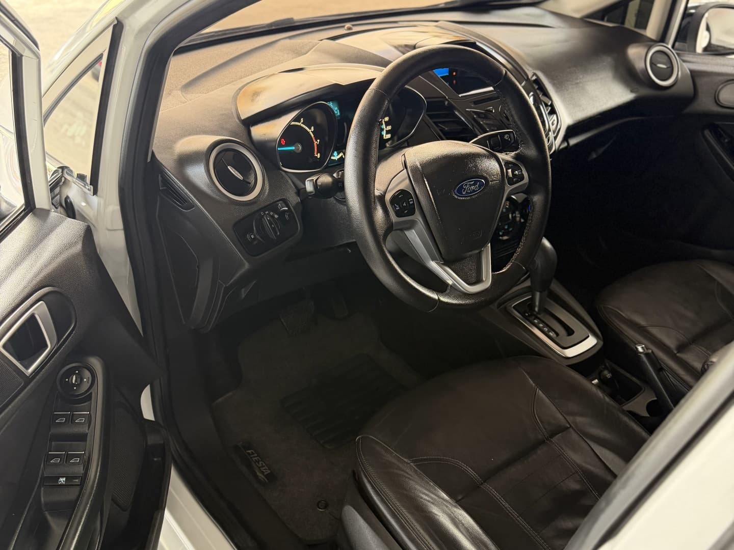FORD FIESTA 1.6 TITANIUM HATCH 16V FLEX 4P POWERSHIFT 2014 foto 2