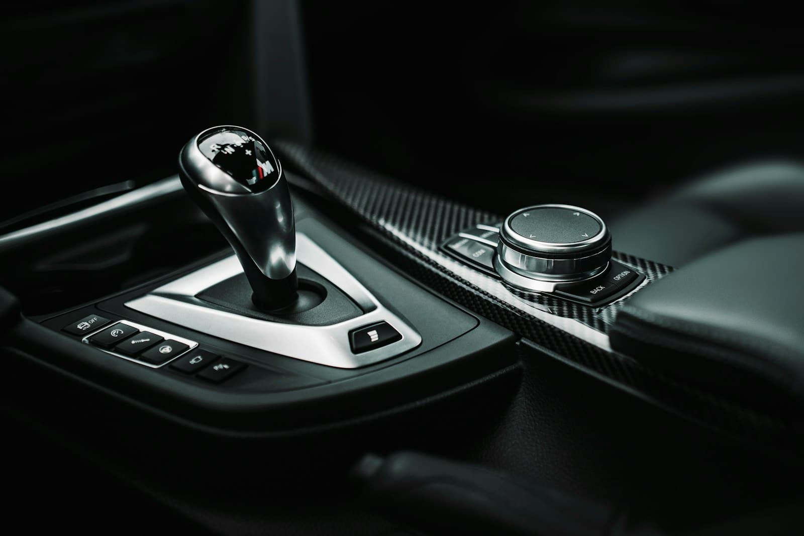 Alavanca de câmbio automático no console de um carro